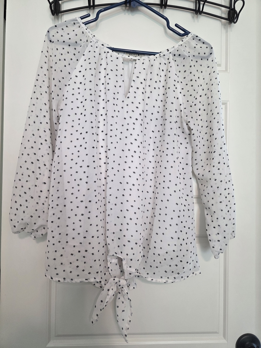 Beacon Apparel White & Black Geometric Diamond Front-Tie Keyhole Blouse Medium